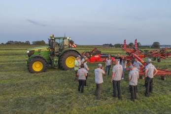 KUHN GA 15131 – GREBLA DE RECORD MONDIAL CE A ADUNAT 188,9 HECTARE DE FURAJ ÎN 8 ORE